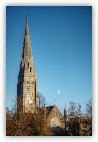 The Moon over the Gunne Chapel